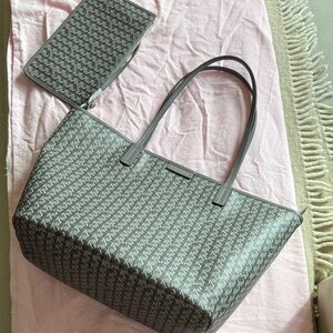 Tory Burch Large Ever-Ready Tote with pouch.  Like new!